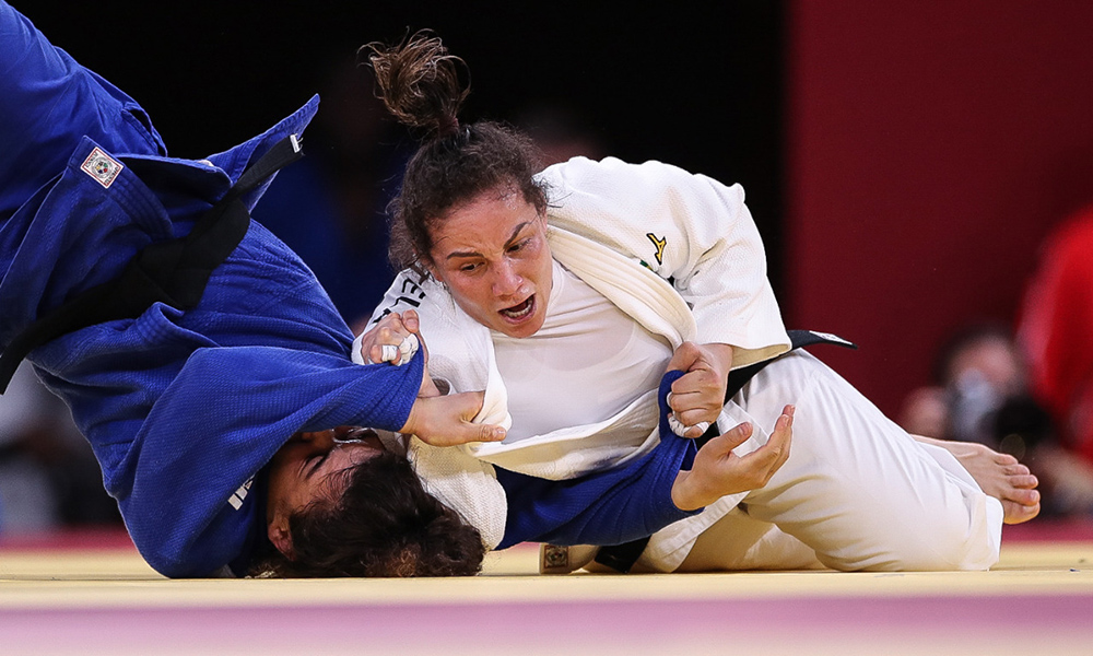 Judoca Maria Portela no momento que aplica um golpe na adversária 