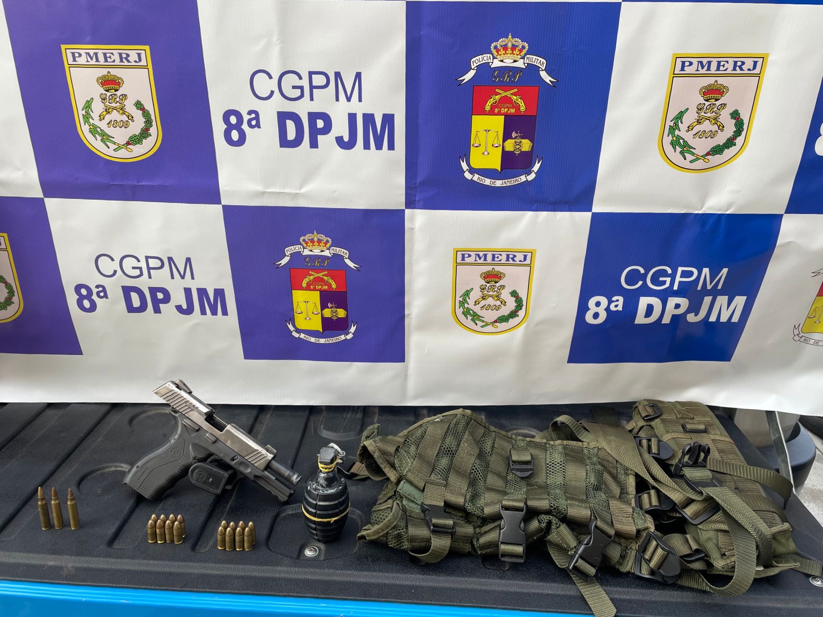material apreendido com milicianos em Nova Iguaçu