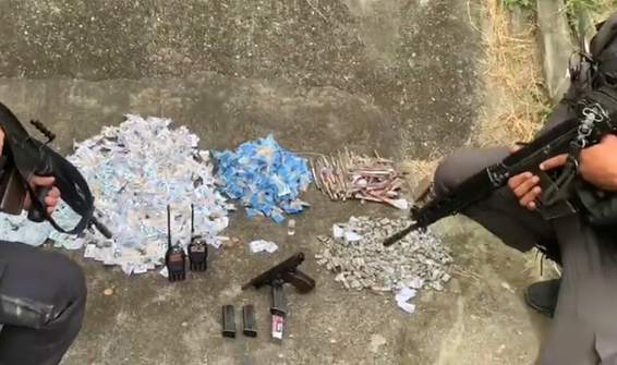 arma, munições e drogas apreendidos pela polícia militar no Engenho da Rainha
