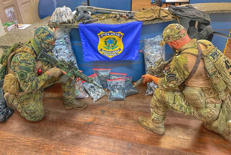 armas e munições apreendidas em operação do Bope e PRF em Maricá