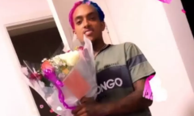 MC Brinquedo com buquê de flores nas mãos para entregar a mãe de MC Kevin