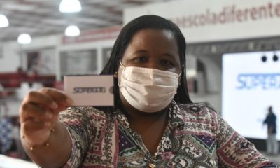 senhora com o cartão