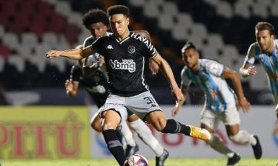 Marquinhos Gabriel bate pênalti pelo Vasco