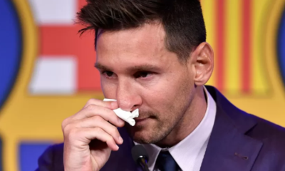 Messi usando lenço de papel em despedida do Barcelona