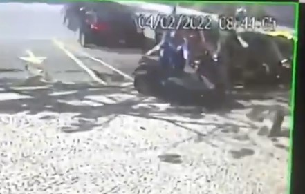 Moto é rebocada após guardador empurrar o veículo para um local proibido no Flamengo