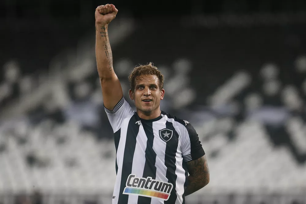 Rafael Moura comemora primeiro gol com a camisa alvinegra