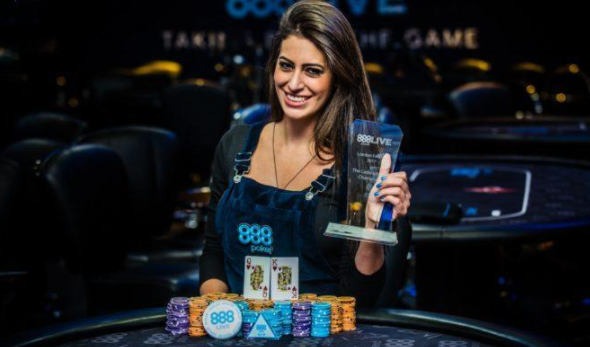 mulher jogando poker