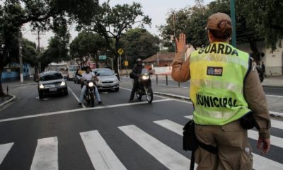 Agente da Prefeitura do Rio sinaliza para motoristas no trânsito da cidade
