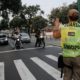 Agente da Prefeitura do Rio sinaliza para motoristas no trânsito da cidade