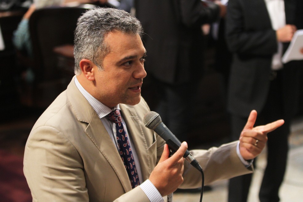 Marcus Vinicius em sessão plenária da Alerj