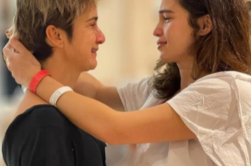 Nanda Costa e Lan Lahn em foto mostrando suas filhas gêmeas