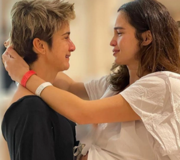 Nanda Costa e Lan Lahn em foto mostrando suas filhas gêmeas