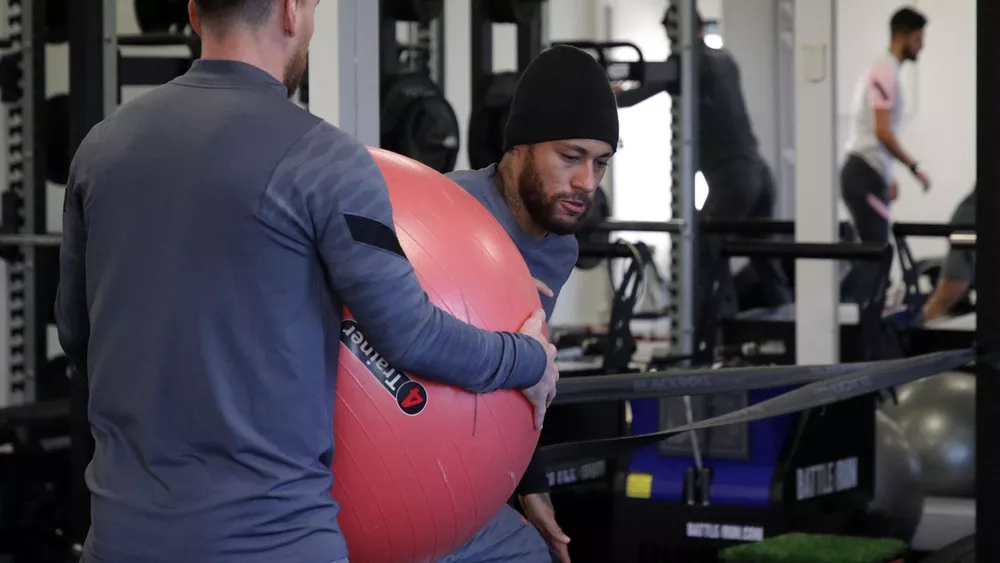 Neymar realiza tratamento após sentir dores musculares