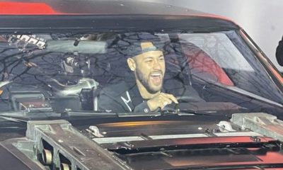 Neymar entra no Batmóvel na premiere do filme do Homem morcego em Paris