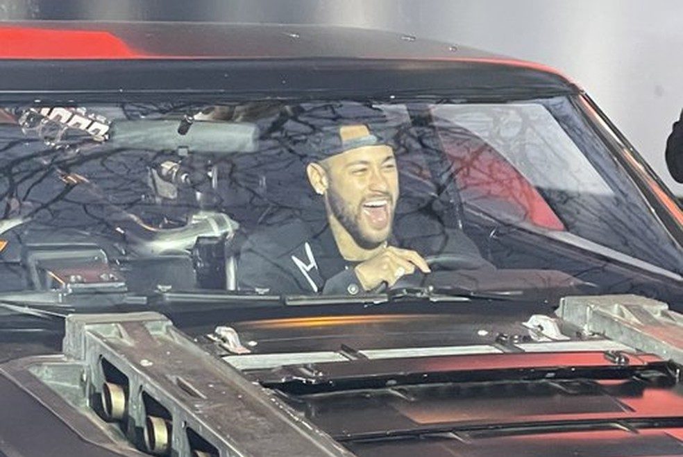 Neymar entra no Batmóvel na premiere do filme do Homem morcego em Paris
