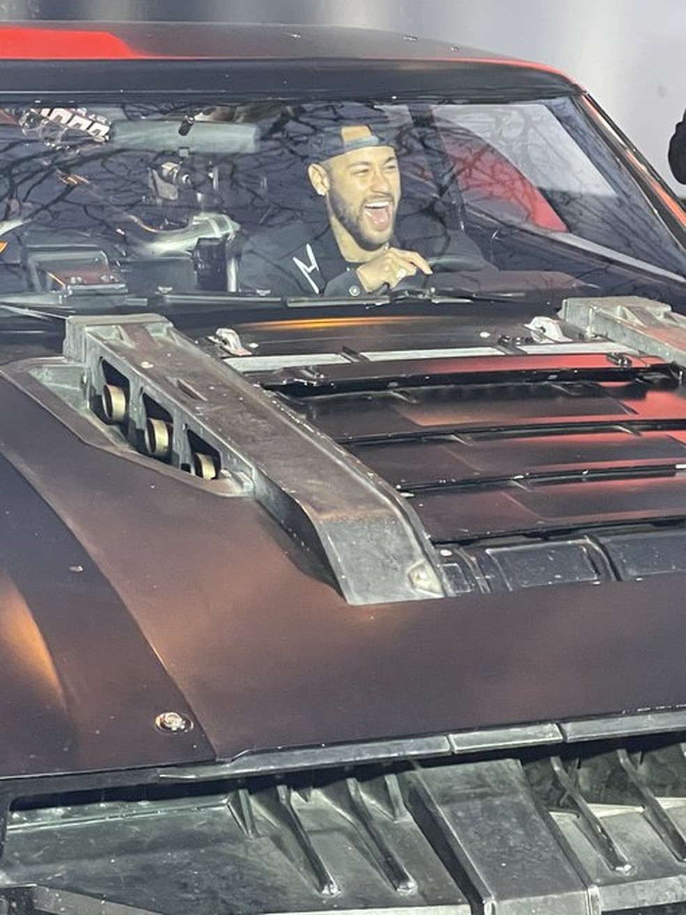 Neymar entra no Batmóvel na premiere do filme do Homem morcego em Paris