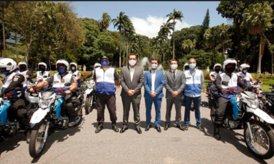 Imagem do governador Cláudio Castro com a motos cedidas ao programa Niterói Presente