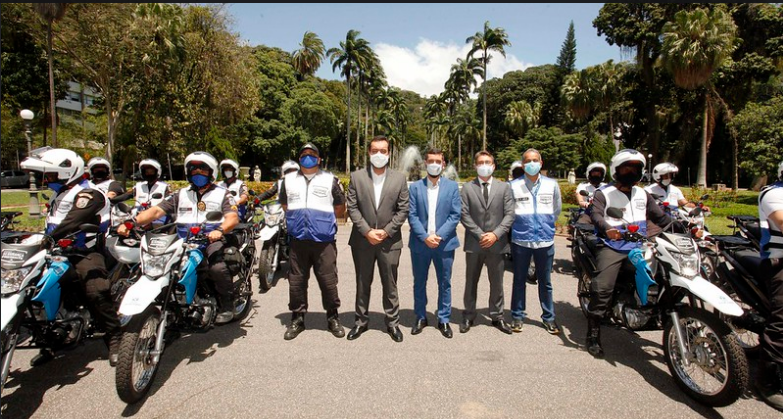 Imagem do governador Cláudio Castro com a motos cedidas ao programa Niterói Presente