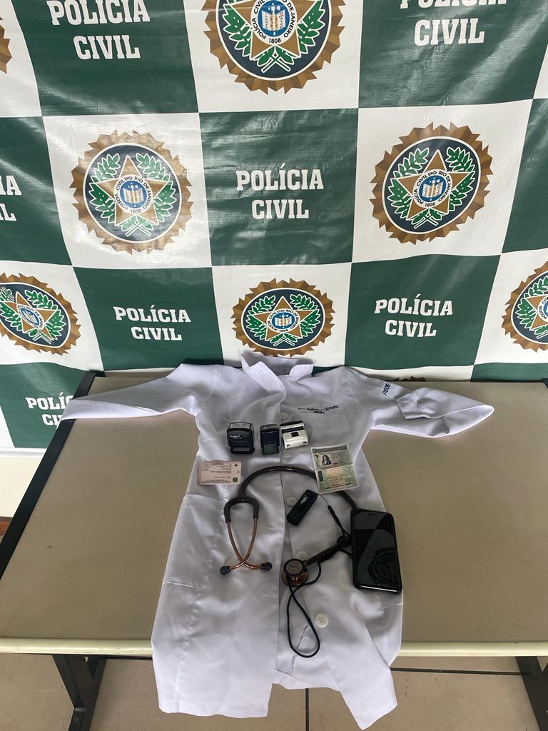 OBJETOS APREENDIDOS COM A FALSA MÉDICA