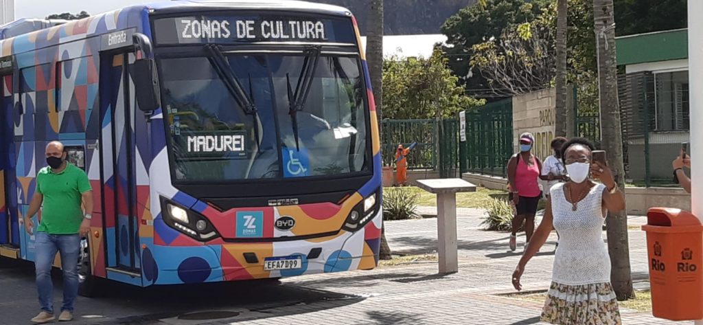 Imagem do ônibus elétrico do passeio em Madureira