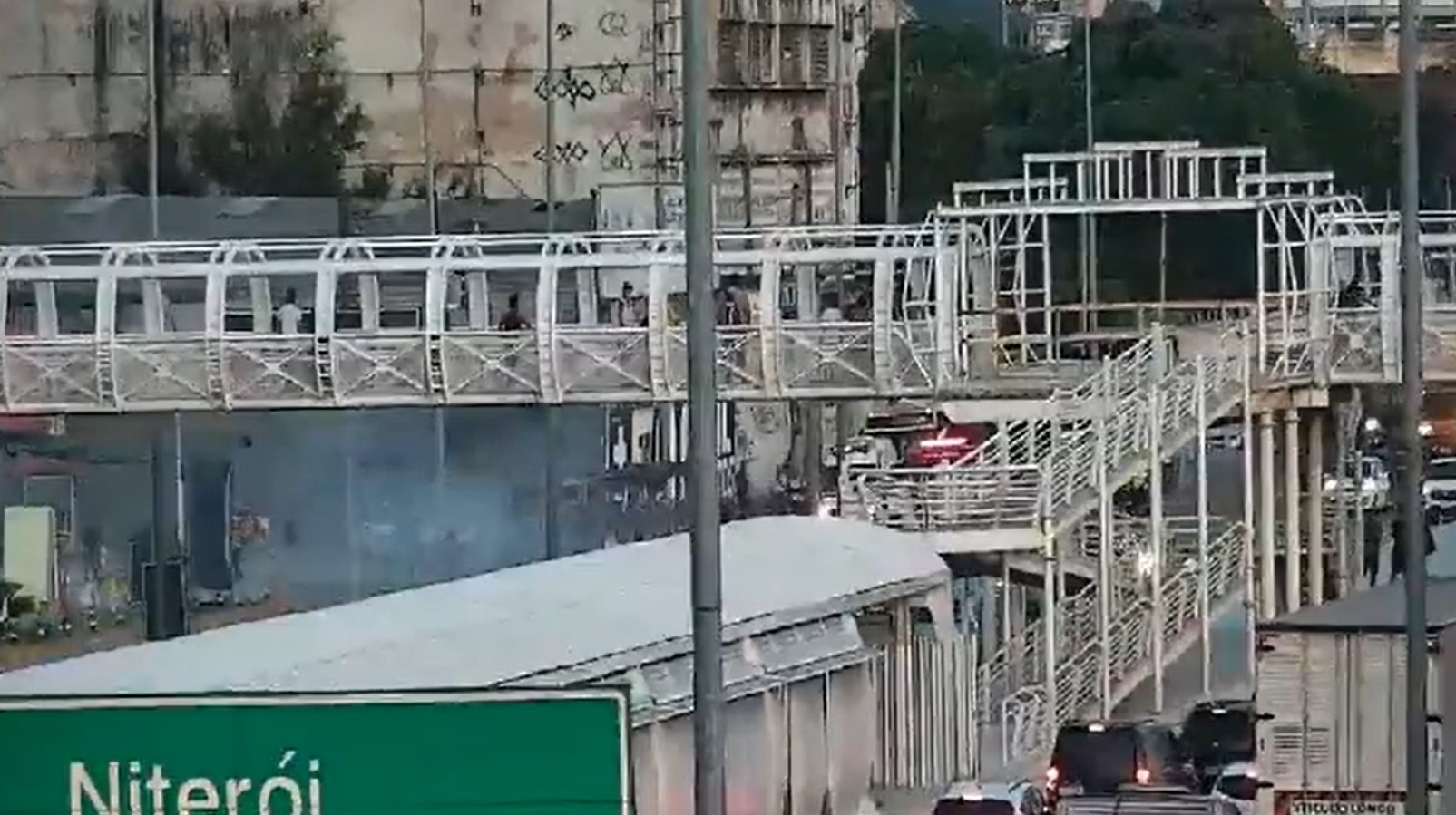 ônibus pegando fogo avenida brasil