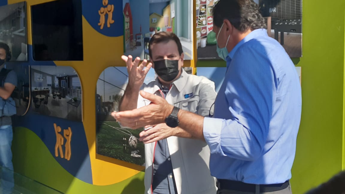 Imagem do prefeito Eduardo Paes vendo a maquete do empreendimento no Porto, ao lado do presidente da Construtora Cury