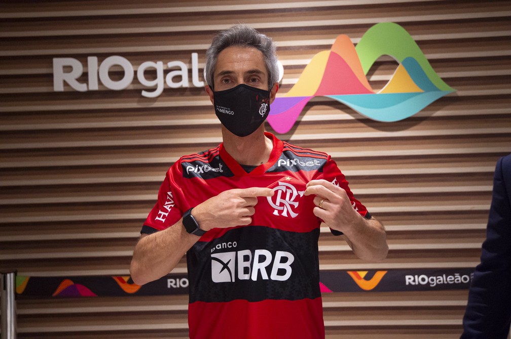 Paulo Sousa desembarca no Rio e inicia trabalho no Flamengo