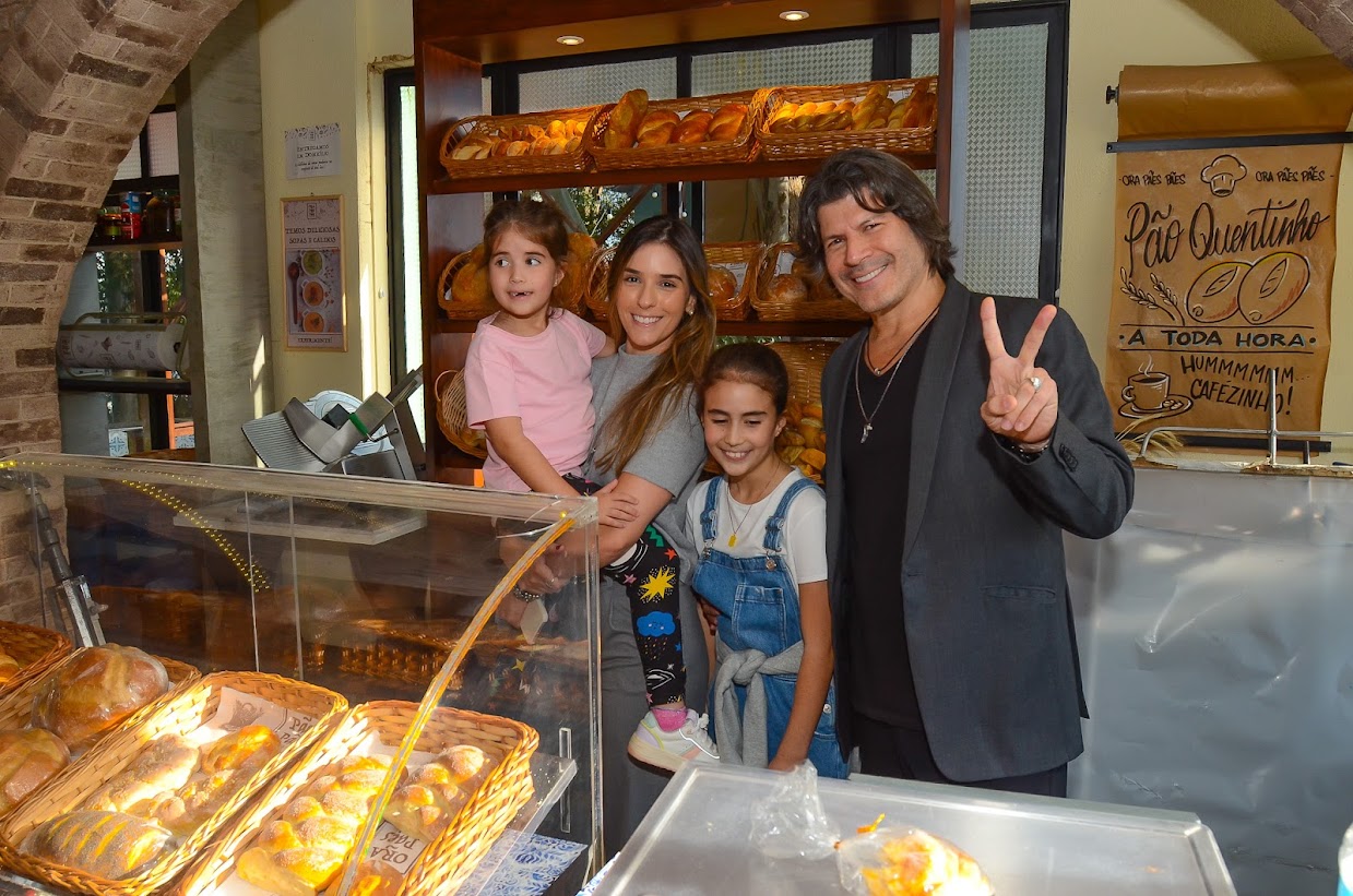 Paulo Ricardo visita estúdios da novela Poliana Moça 