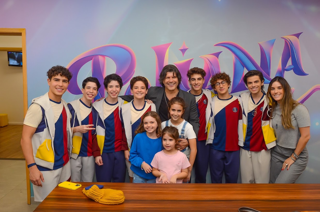 Paulo Ricardo visita estúdios da novela Poliana Moça