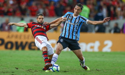 Pedro Geromel,em destaque na disputa de bola com Diego, é um dos desfalques do Grêmio para enfrentar o Flamengo pelo Campeonato Brasileiro