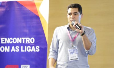 Com um microfone na mão, Pedro Martins discursa em evento