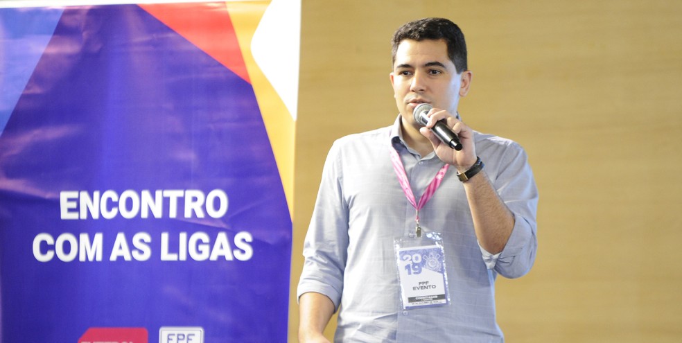 Com um microfone na mão, Pedro Martins discursa em evento