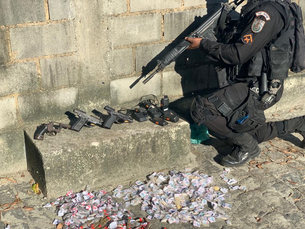 pmerj apreende drogas e pistolas