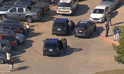 Viaturas da polícia em frente a escola do Texas onde há relatos de tiroteio em 6 de outubro de 2021
