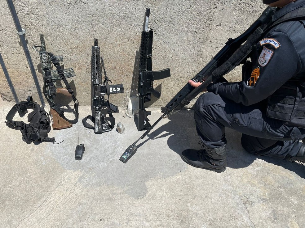 Policiais trocam tiros com criminosos em Brás de Pina