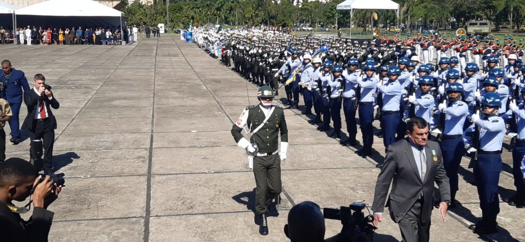 Imagem do Ministro da Defesa no Monumento aos Pracinhas