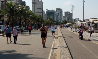 Pessoas se exercitando na Avenida Atlântica em Copacabana