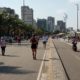 Pessoas se exercitando na Avenida Atlântica em Copacabana