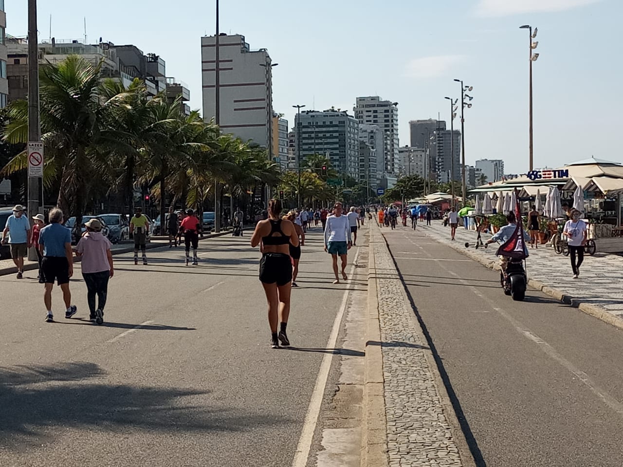 Pessoas se exercitando na Avenida Atlântica em Copacabana