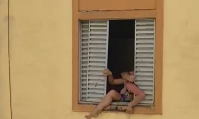 Maria José foi filmada tentando pular a janela do segundo andar durante a briga — Foto: Reprodução/rede social