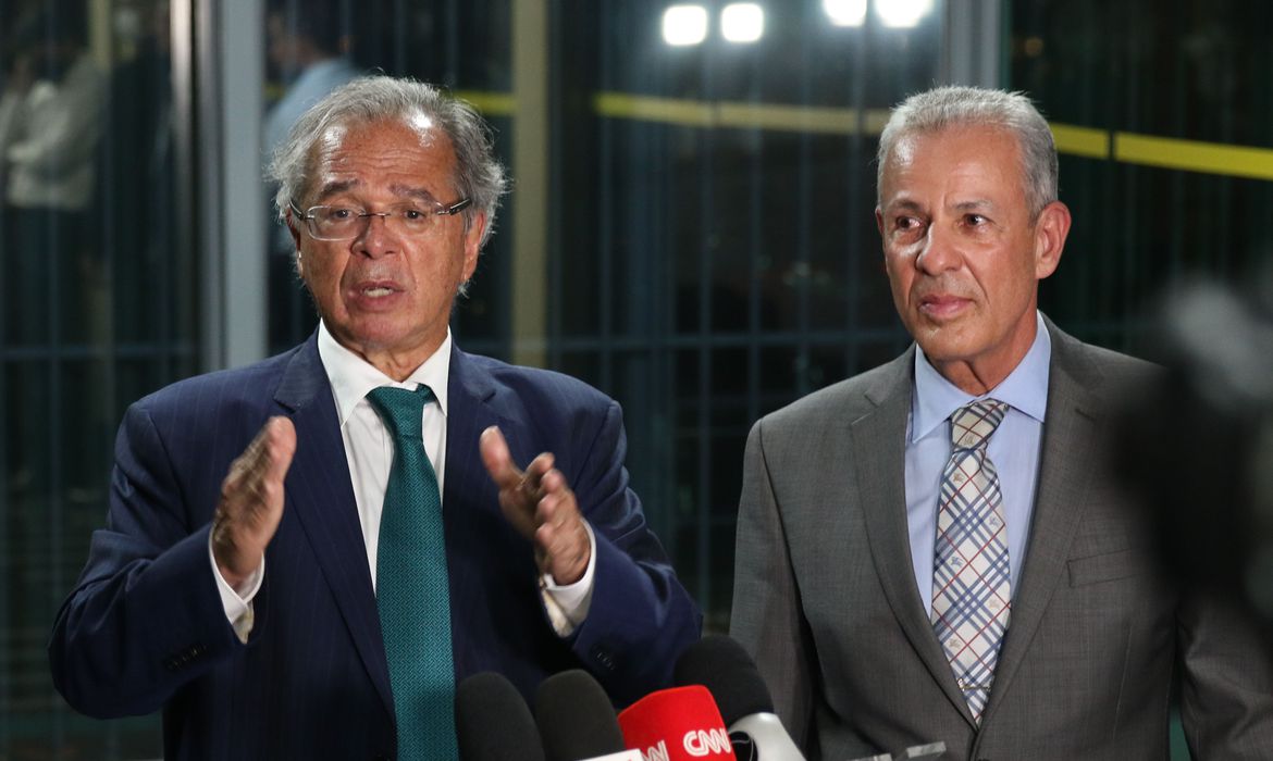 Ministros da Economia, Paulo Guedes, e de Minas e Energia, Bento Albuquerque, durante entrevista coletiva preço dos combustíveis