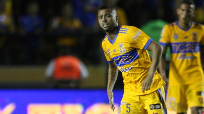 Rafael Carioca em campo pelo Tigres