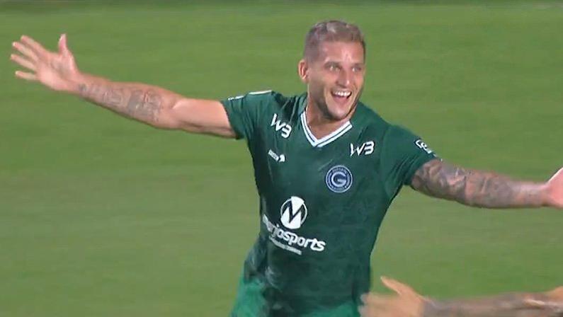 Rafael Moura comemora gol pelo Goiás