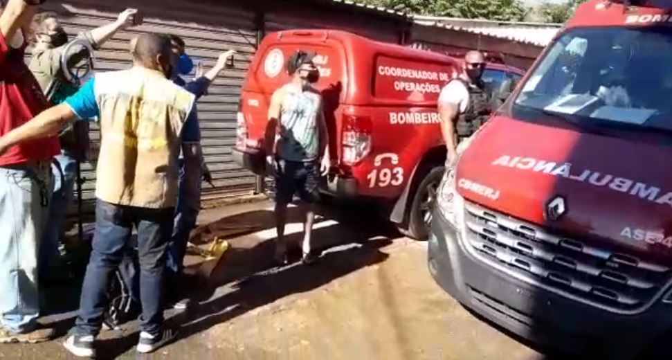 Mulher é resgatada de escombros após desabamento de prédio no Rio de Janeiiro