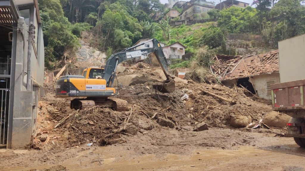 Limpeza dos entulhos em Petrópolis
