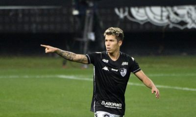 Com a camisa do Botafogo, Bruno Nazário sinaliza durante um jogo