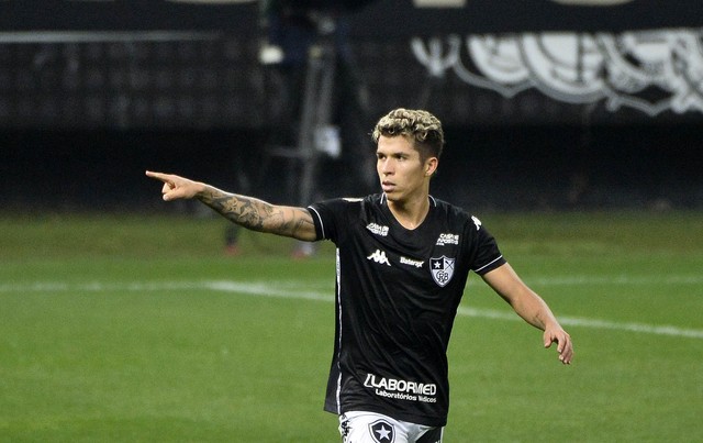 Com a camisa do Botafogo, Bruno Nazário sinaliza durante um jogo