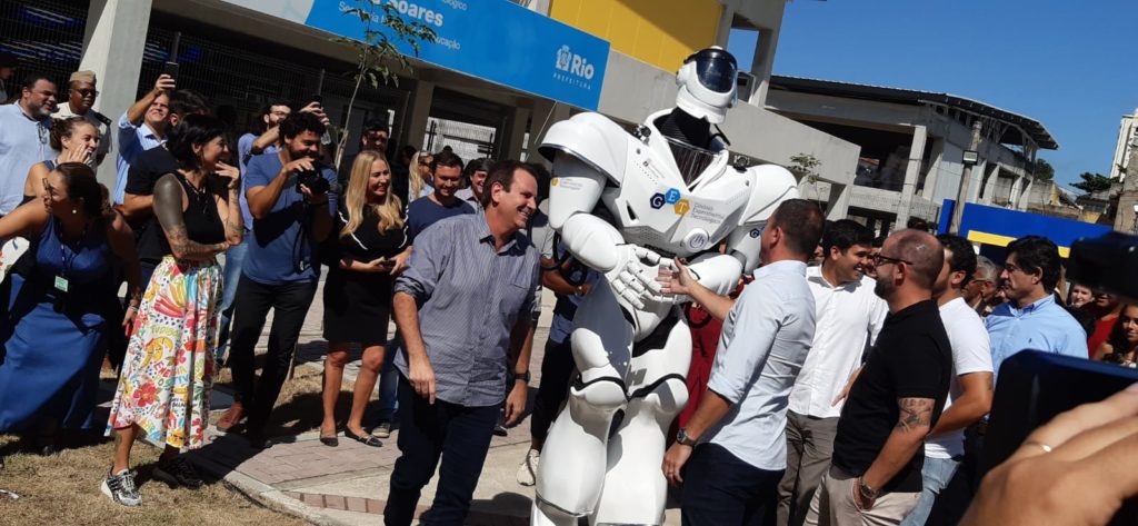 Paes ao lado do Robozão