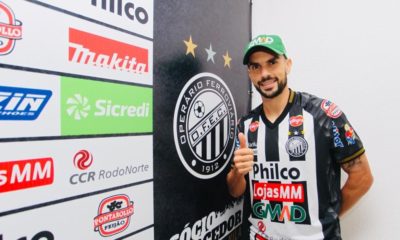 Rodrigo Pimpão posa para foto em apresentação no Operário-PR