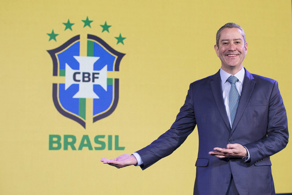 Rogério Caboclo apontando para o símbolo da CBF